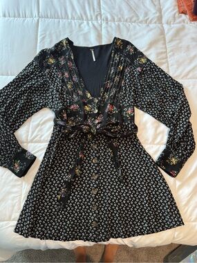 Free People Black Floral v-neck Button-Front Long Sleeve Dress with Tie Waist